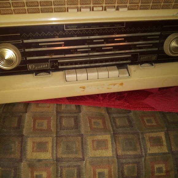 Antique Tube Table Radio - Picture 6 of 10